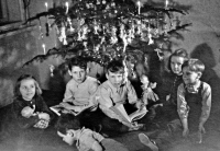 Václav Kaňka s bratrem, bratranci a sestřenicemi u vánočního stromku (1950)